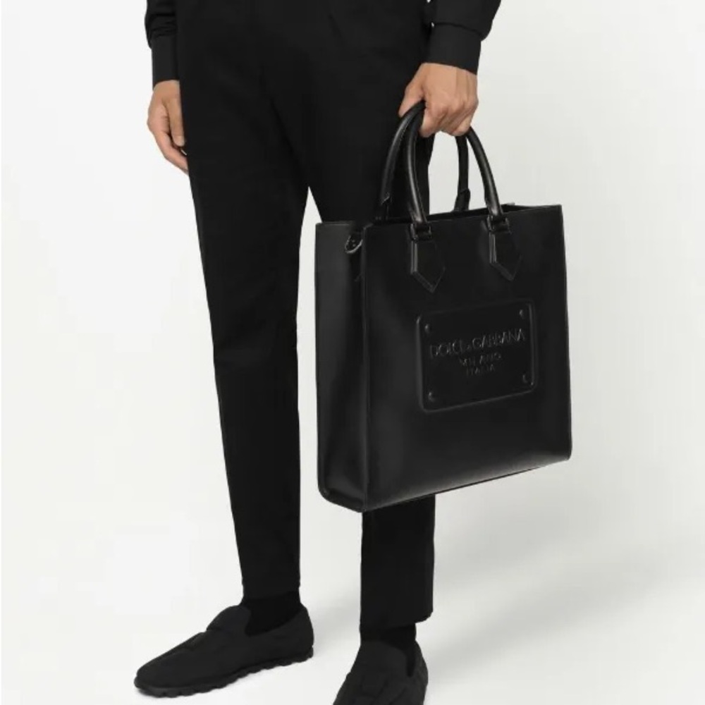 Dolce & Gabbana
logo-embossed leather tote bag